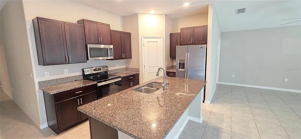 3 bed, 2.0 bath, 1540 sqft, $2,400 — Photo 4