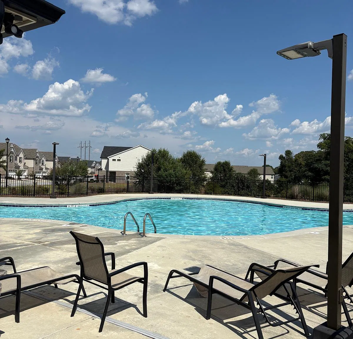 3 bed, 2.5 bath, 2042 sqft, $2,350 — Photo 4