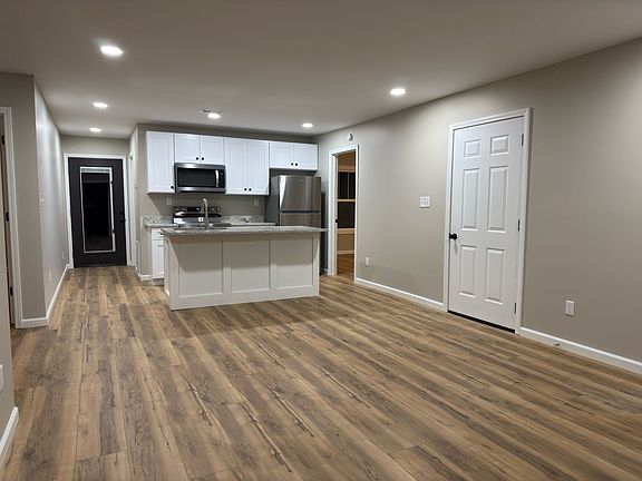 2nd image of 211-223 Cedar Cir #211-B