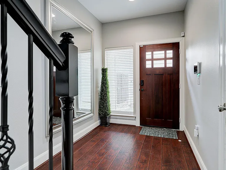 1206 Cushing St — Photo 3