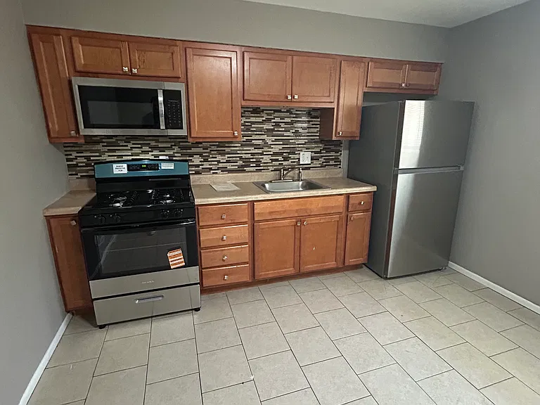 1818 Longford Dr — Photo 2