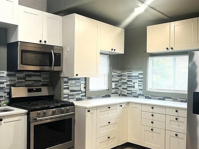 21 15th Ave — Photo 11