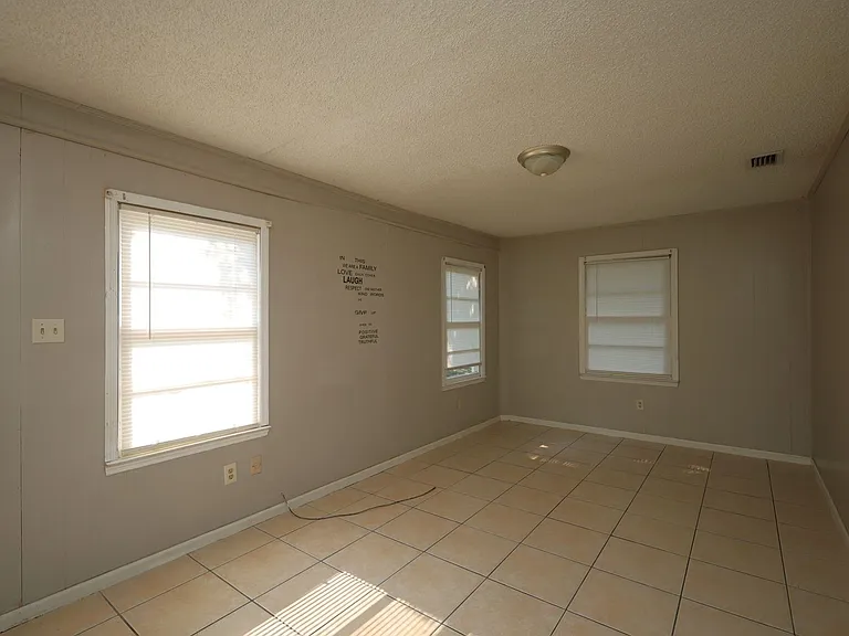 728 Vallotton Dr — Photo 3