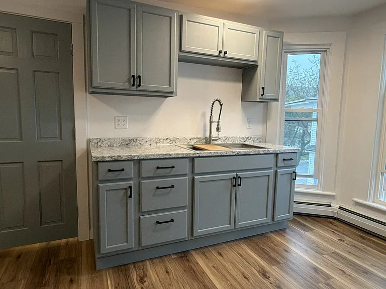 Another view of the sink.