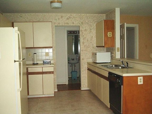4th image of 2603 Llama Ln