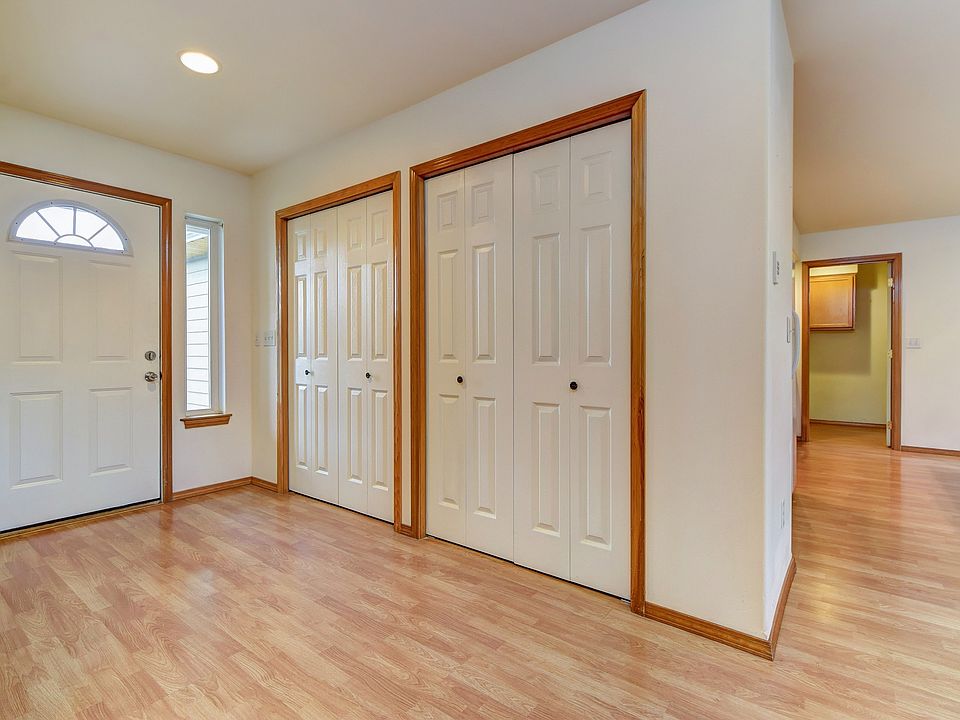 Spacious entry way with new flooring