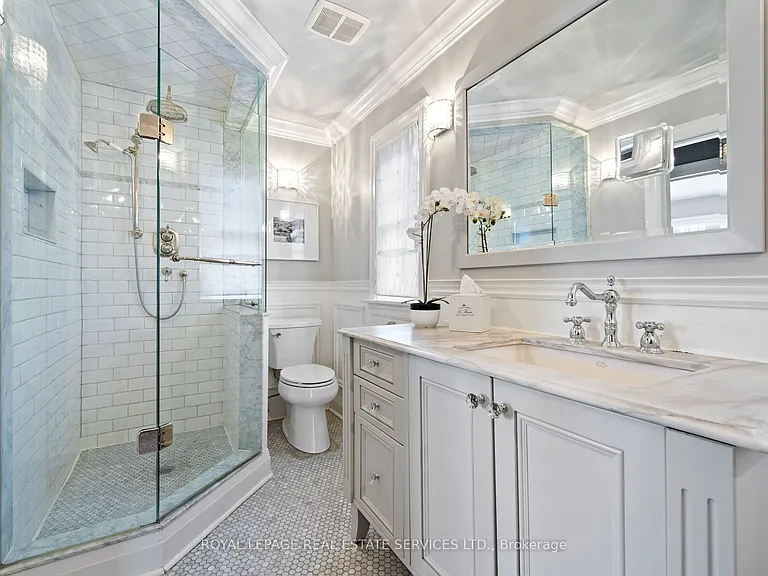60 Thompson Ave — Photo 31