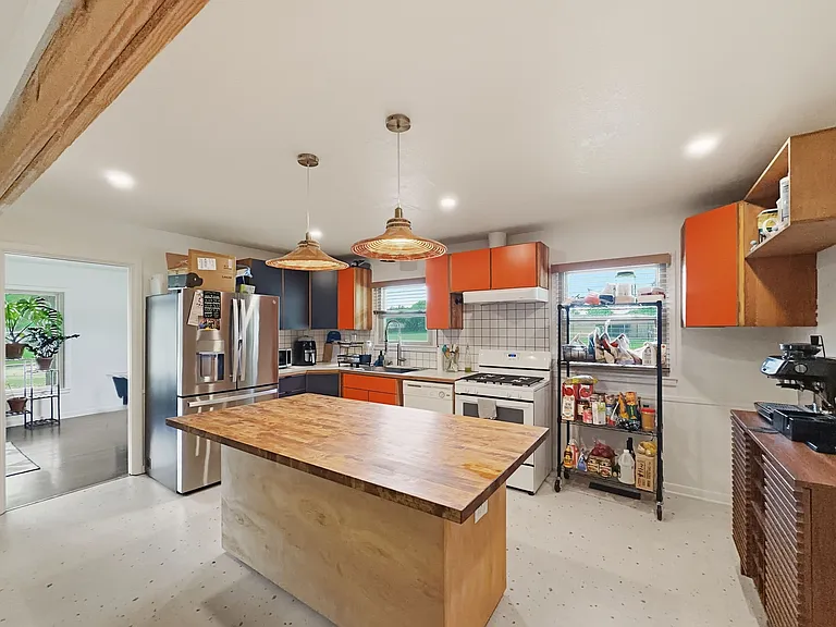 2137 Lenamon St — Photo 7
