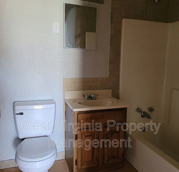 606 21st St W #B — Photo 5