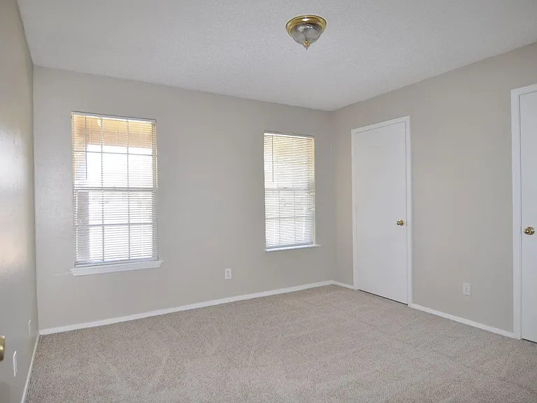 2034 Oakwood Ct — Photo 6
