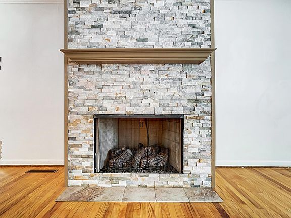 2nd image of 3581 Astor Ave