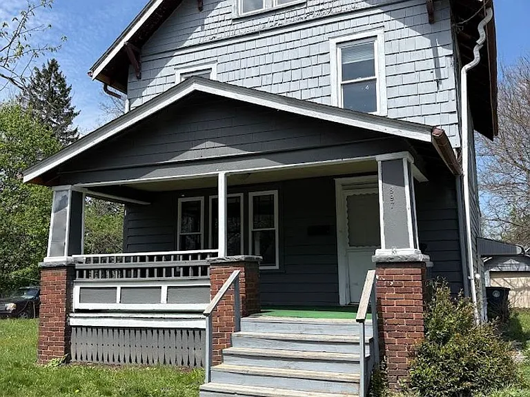 897 Peckham St — Photo 1
