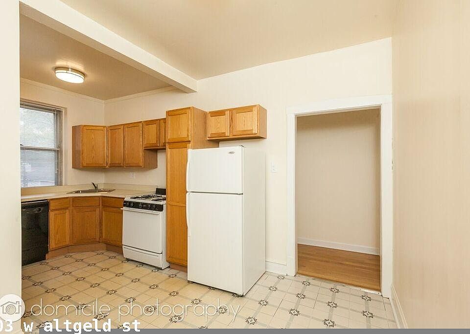 1st image of 903 W Altgeld St #323