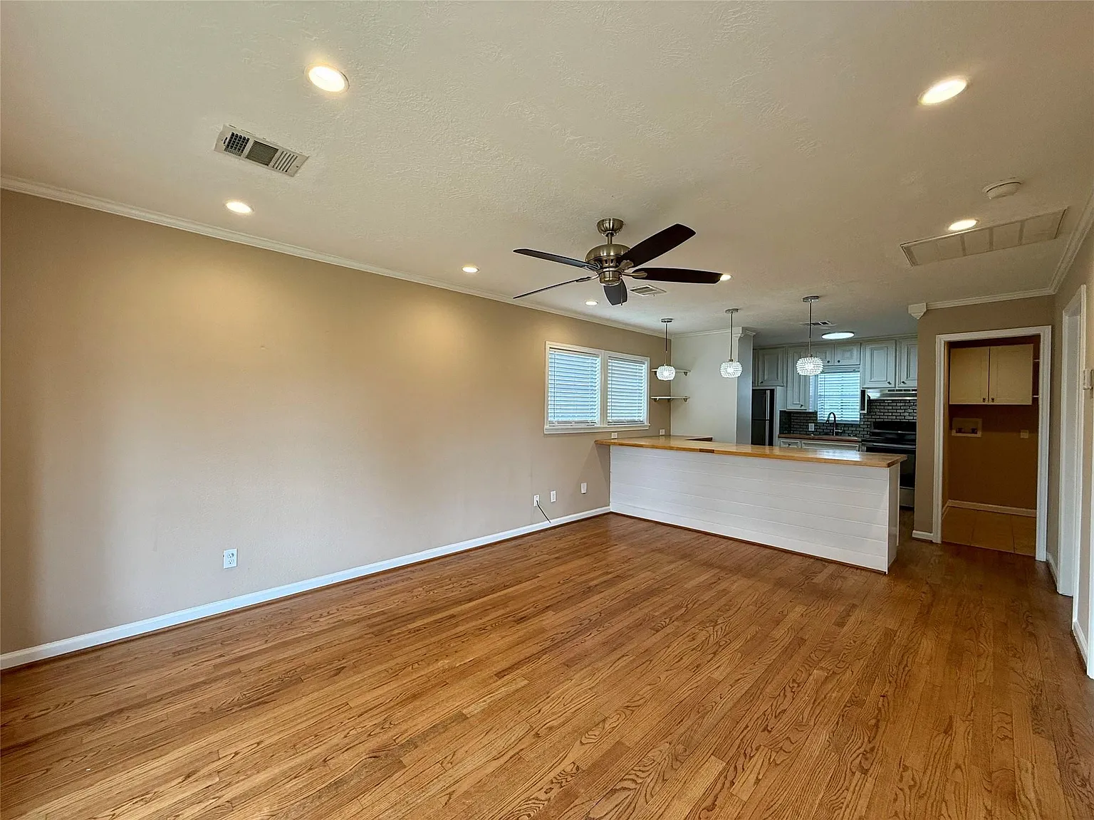 3 bed, 2.0 bath, 1110 sqft, $1,800 — Photo 3