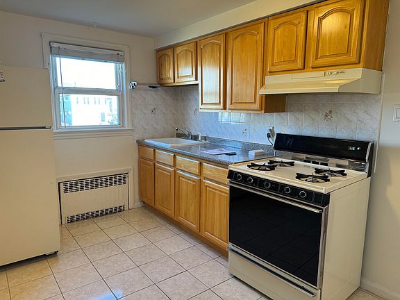 4th image of 52 Stover Ave #2