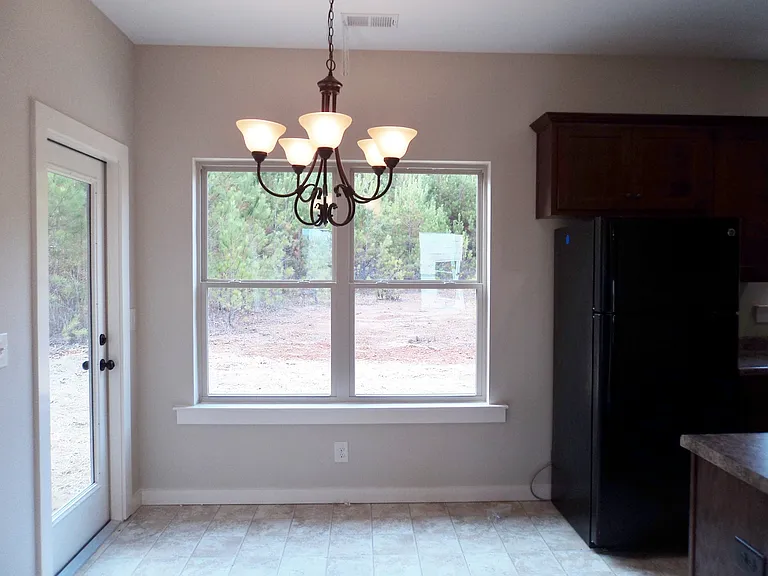 435 Hathaway Ln — Photo 4