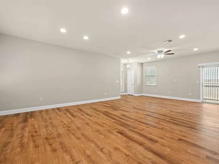 374 Triumph Rd — Photo 9