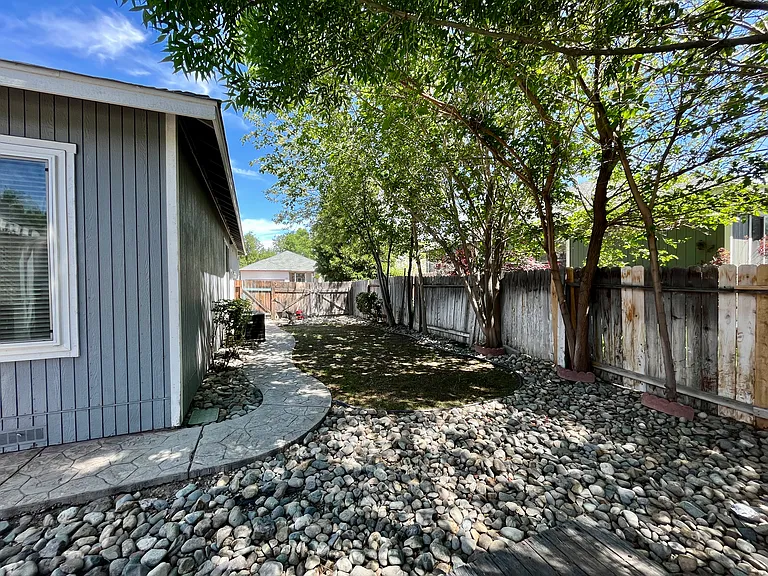 7481 Celeste Dr — Photo 20