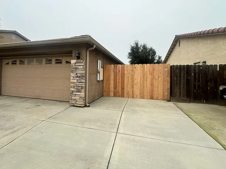 4106 W Prospect Ave — Photo 2