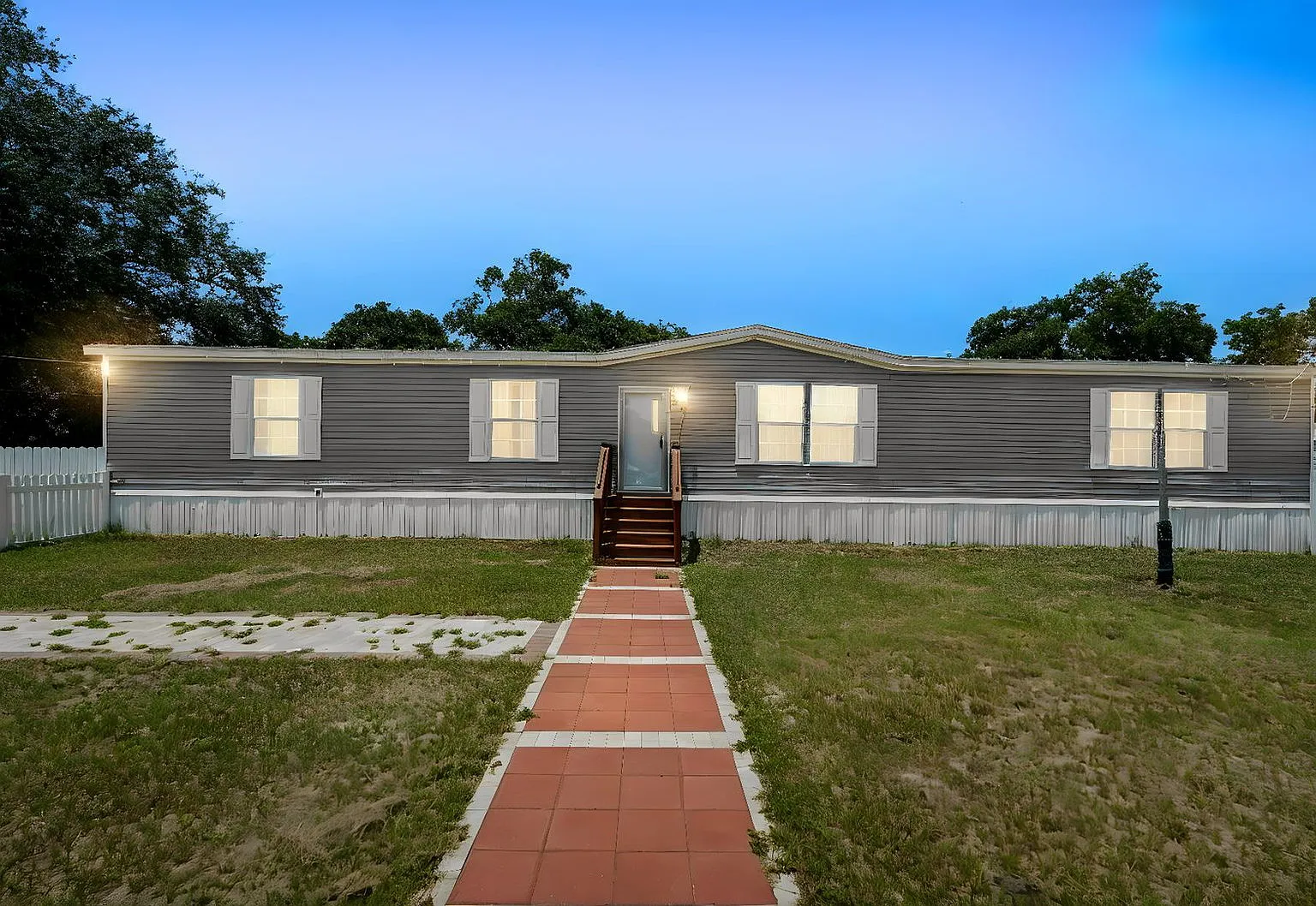 5 bed, 3.0 bath, 2052 sqft, $2,400 — Photo 2