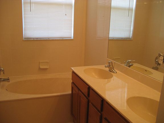 2nd image of 956 Pipers Cay Dr