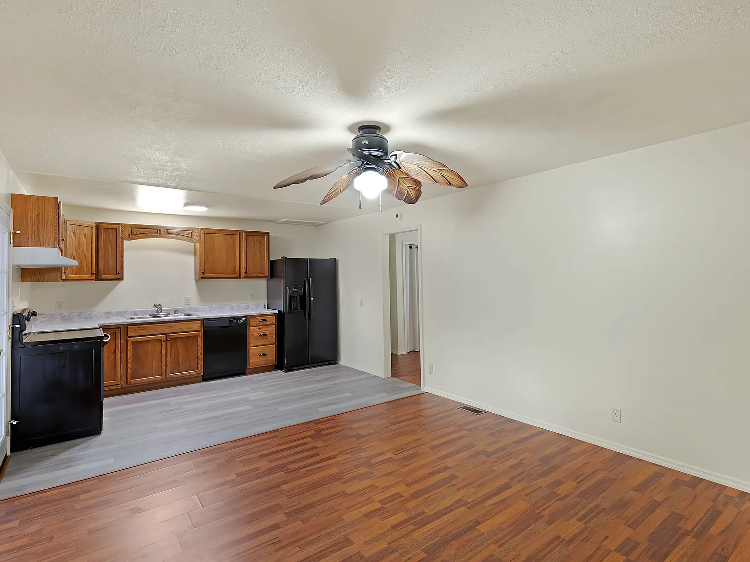 1 bed, 576 sqft, $1,000 — Photo 3