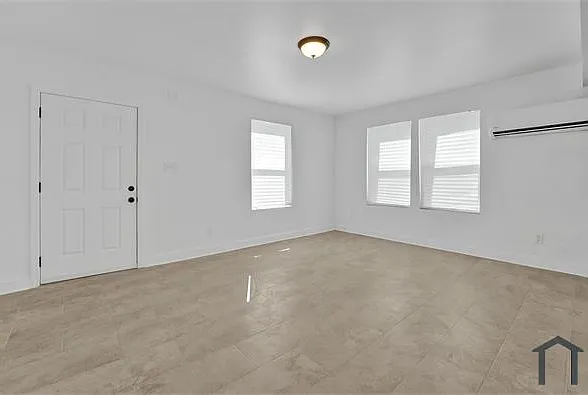 3 bed, 1100 sqft, $1,350 — Photo 3
