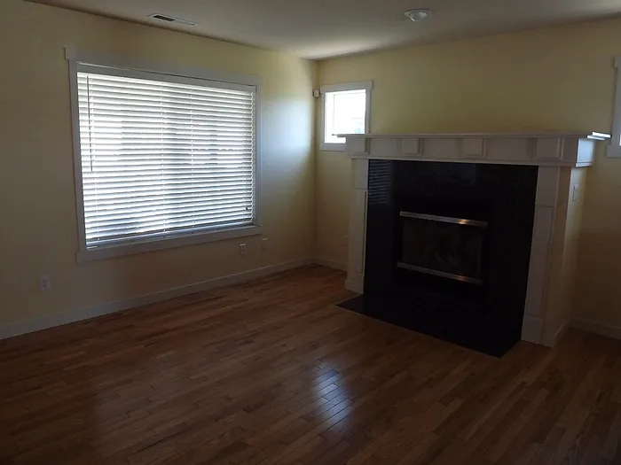 3 bed, 2.5 bath, 2468 sqft, $3,200 — Photo 2