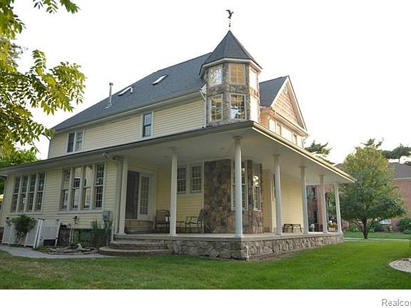 2nd image of 32032 Margaret Ct
