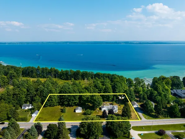 10584 Center Rd, Traverse City, MI 49686
