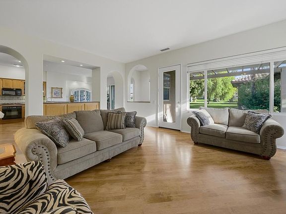 5th image of 19 Wimbledon Cir