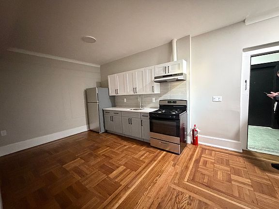 2nd image of 500-04 W 7th St #203
