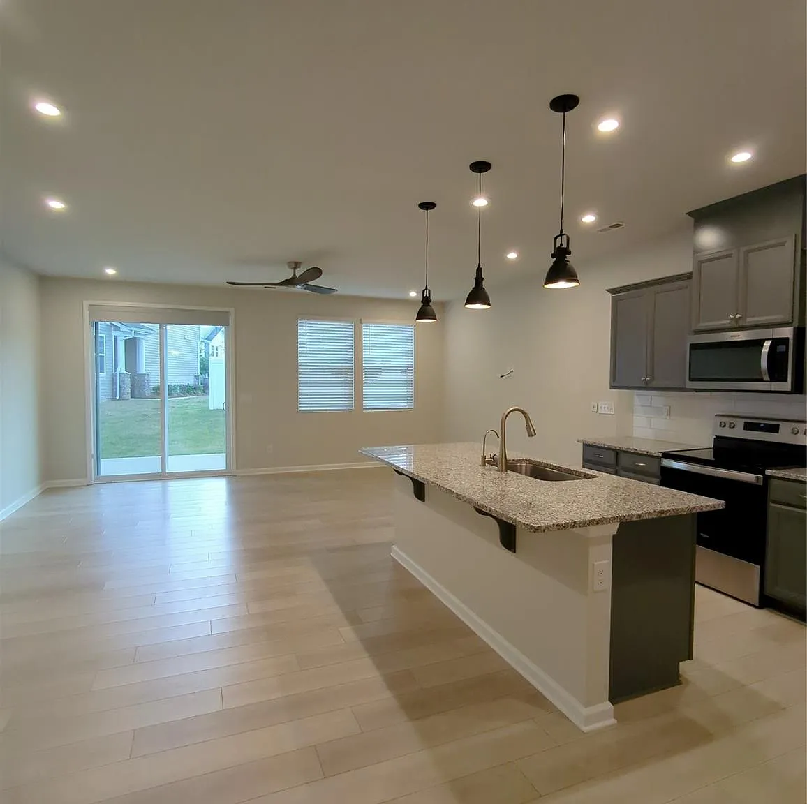 3 bed, 2.5 bath, 1747 sqft, $2,200 — Photo 3