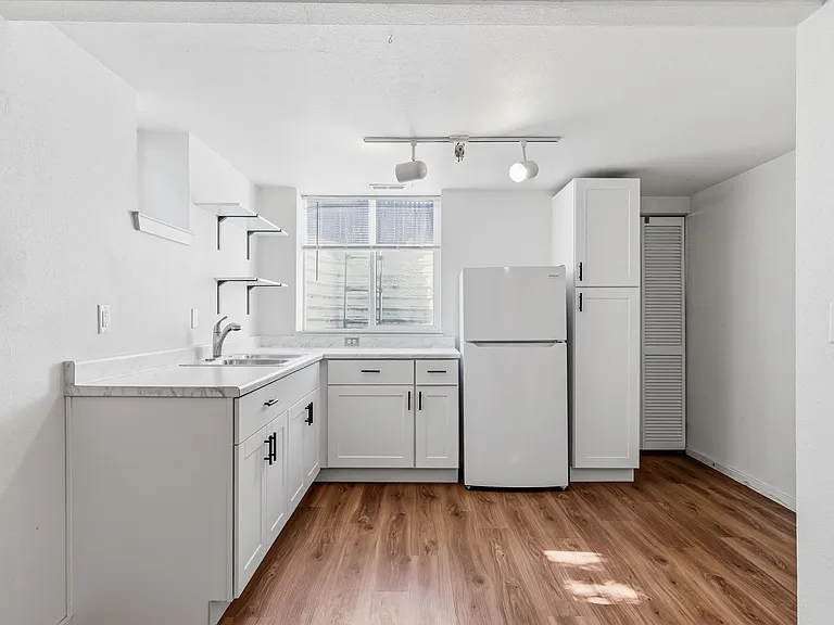 2034 S Broxon St — Photo 30