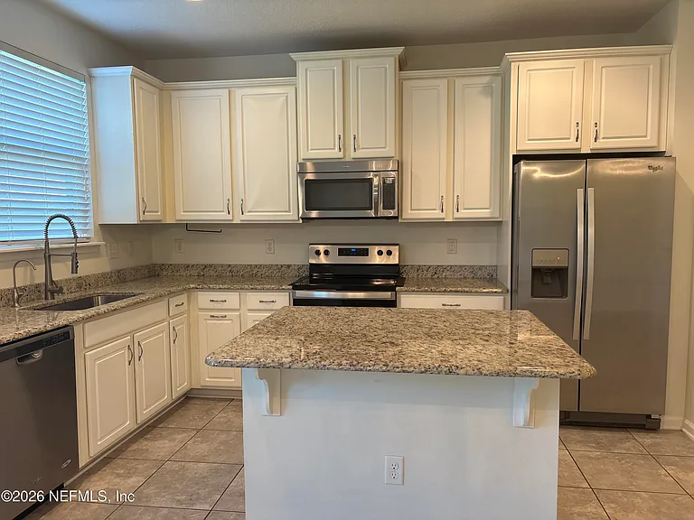 87 Nelson Ln — Photo 2