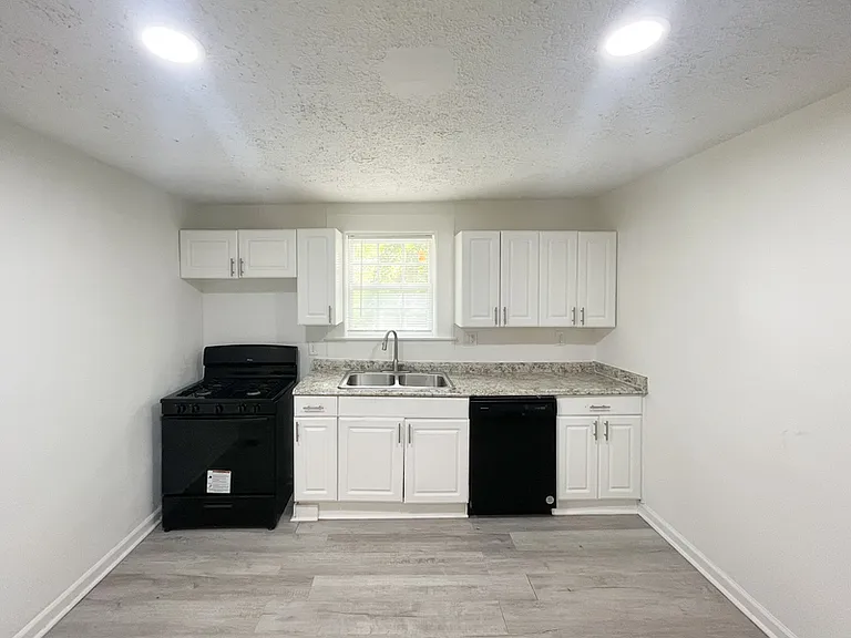 805 Spencer St NW — Photo 3