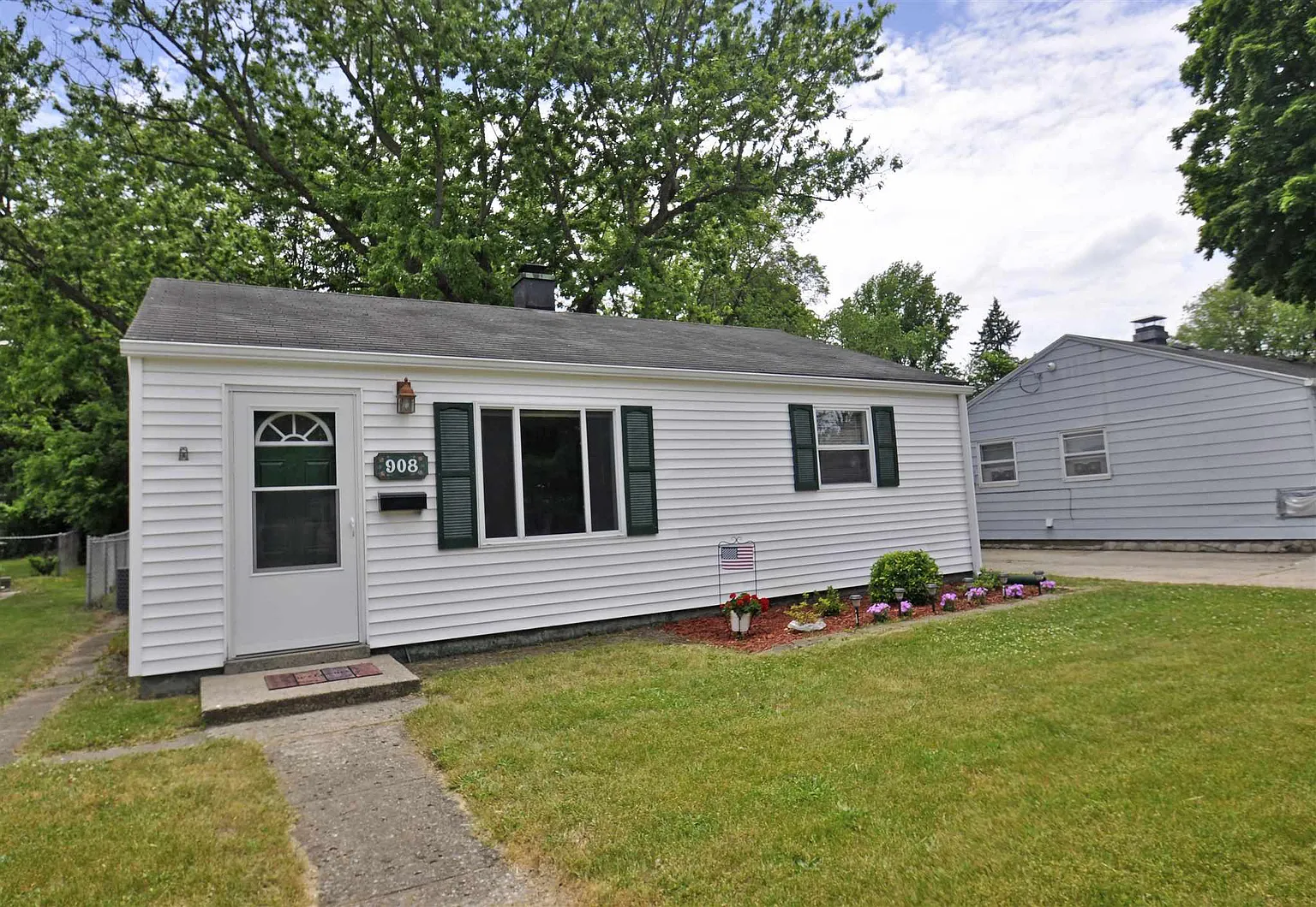 908 Dover Dr photo 1