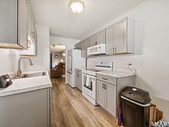 5th image of 21 Riveredge Drive #21