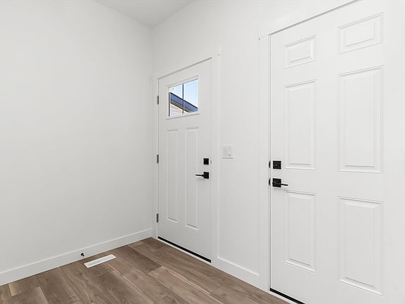 3rd image of 1056 Cristall Cres