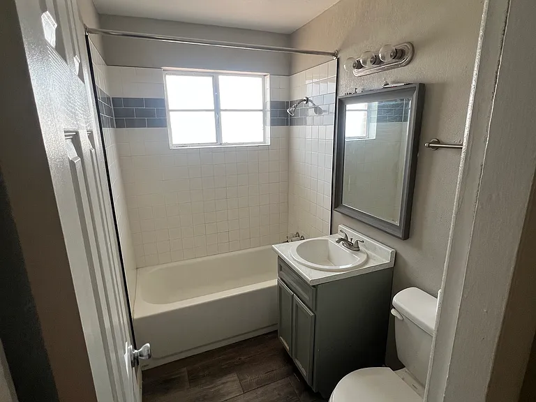 2910 Van Buren Ave #5 — Photo 3