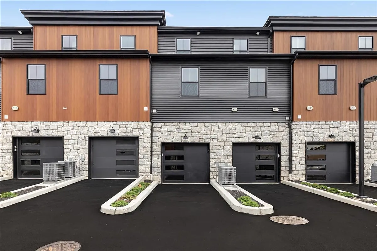 2 bed, 2.5 bath, 2020 sqft, $3,800 — Photo 1