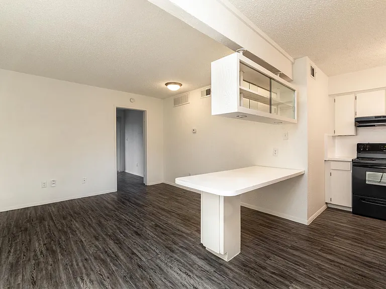 The Oaks Apartments — Photo 14