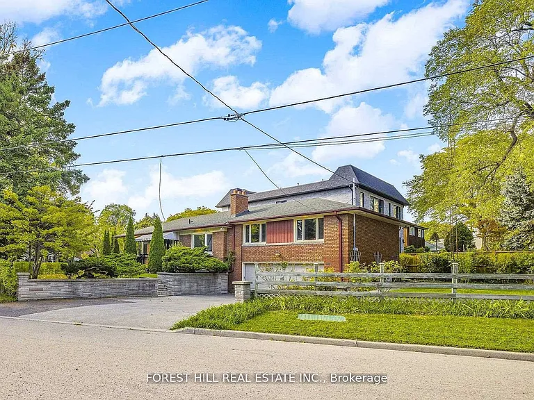 18 Irvington Cres — Photo 1
