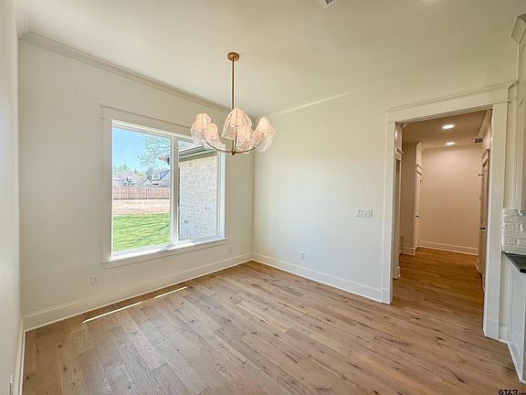 4th image of 415 Cromwell St