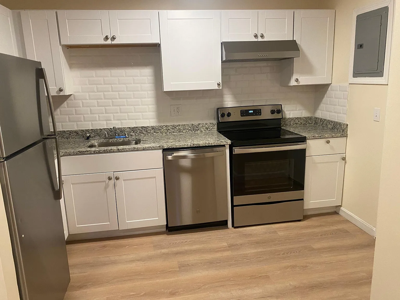 1 bed, 900 sqft, $1,975 — Photo 3