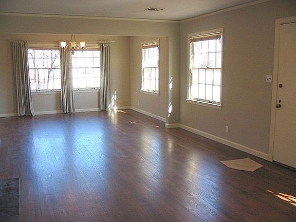 Open floor plan w/ living/dining