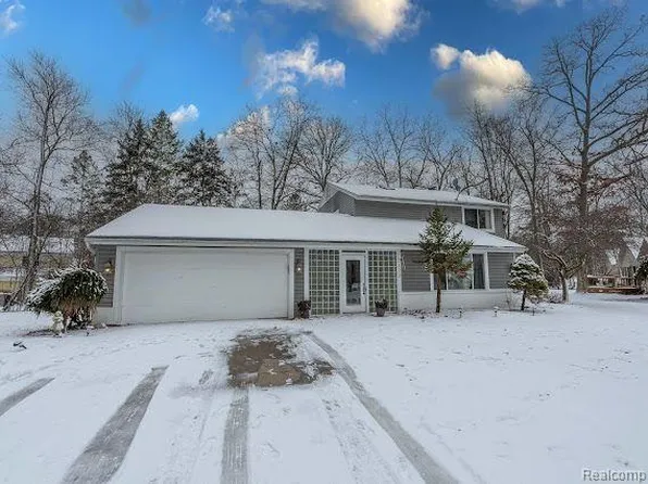 5123 Chestershire Dr, West Bloomfield, MI 48322