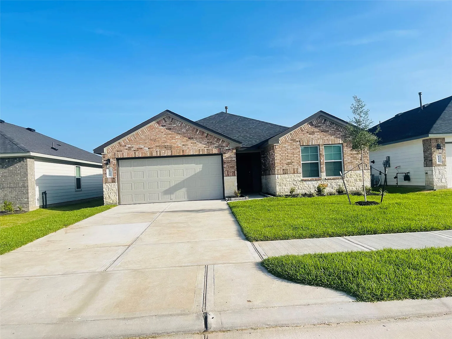 5 bed, 2.0 bath, 1949 sqft, $2,400 — Photo 2