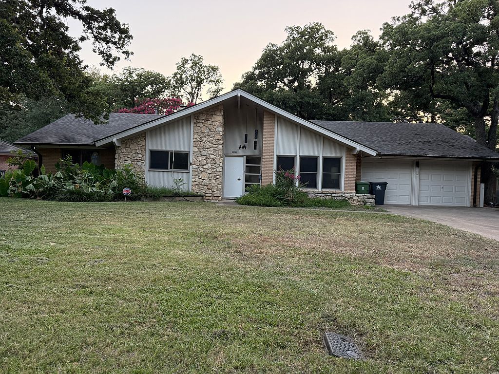 1910 Woods Dr - Property Image