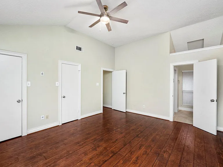 1915 Creek Valley Ln — Photo 18